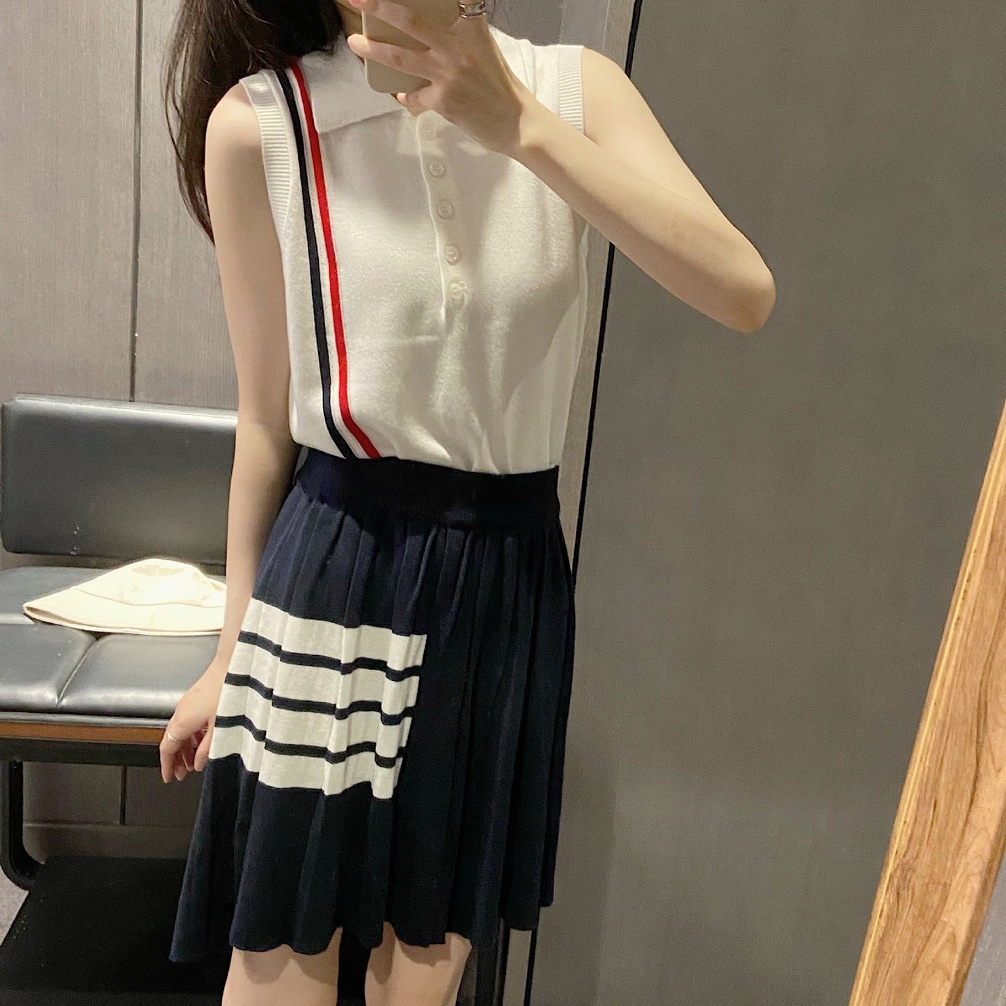 Sleeveless lapel white top