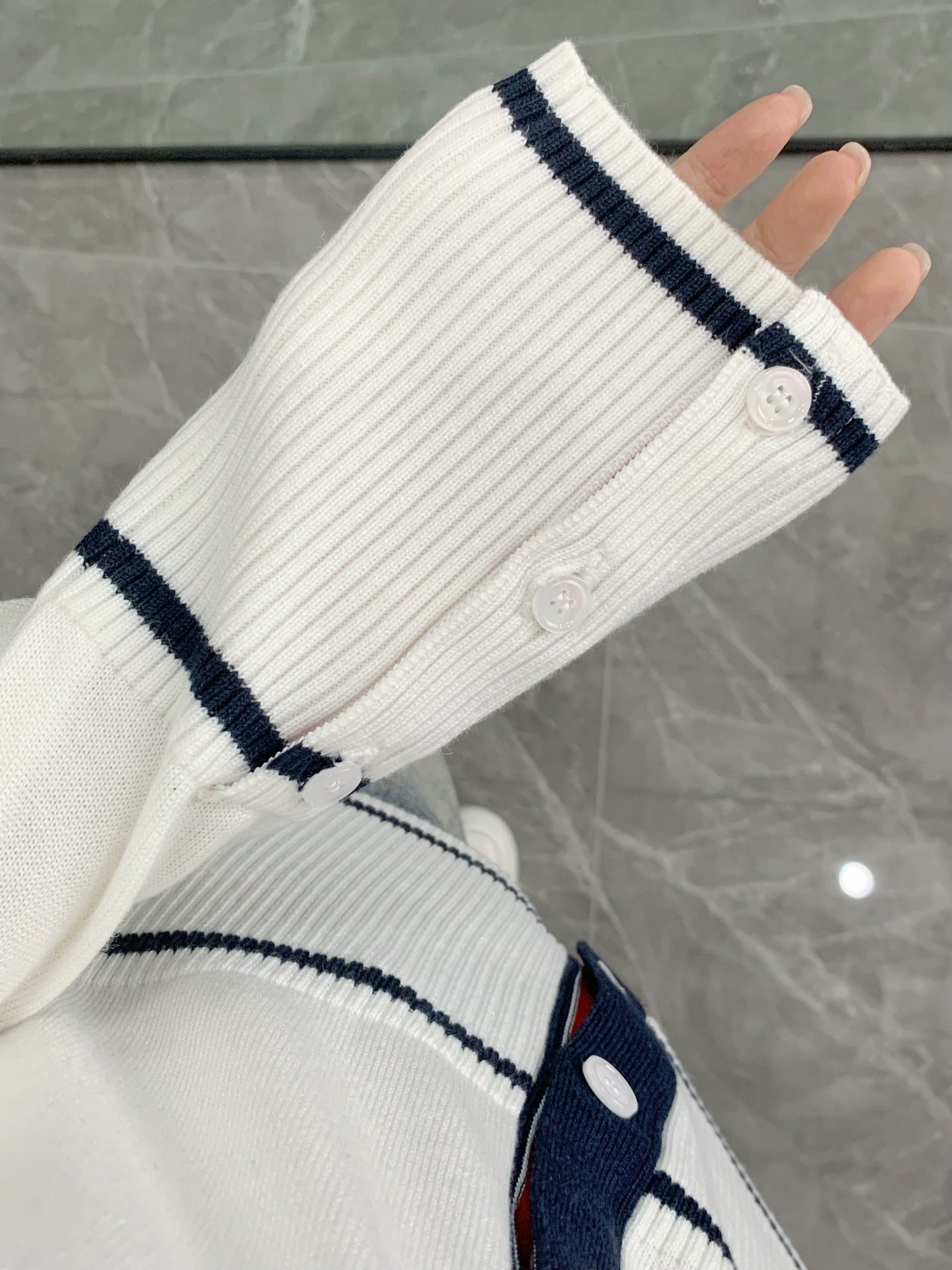 Striped V-neck long sleeves（副本） THOM TREND