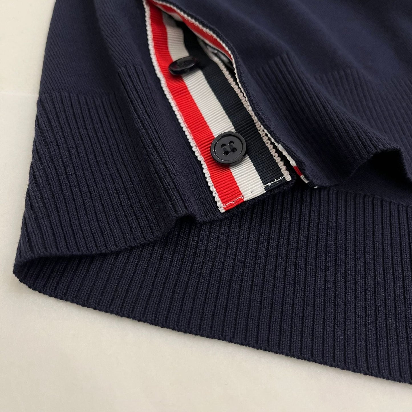 Puppy V-neck short sleeves（副本） THOM TREND